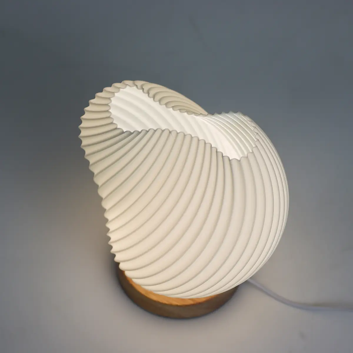 New Wave-bordslampa med USB och tre ljusinställningar, Shell Twisted - produktbild 3