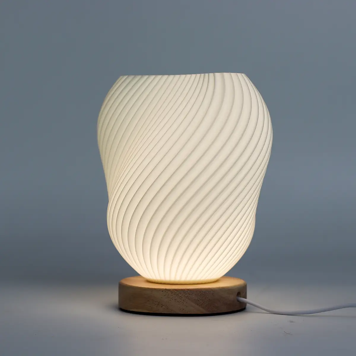 New Wave-bordslampa med USB och tre ljusinställningar, Shell Twisted - produktbild 4