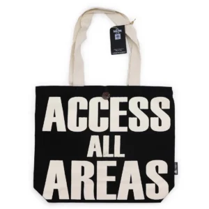 Svart och naturvit tygkasse med texten Access All Areas och naturvita handtag