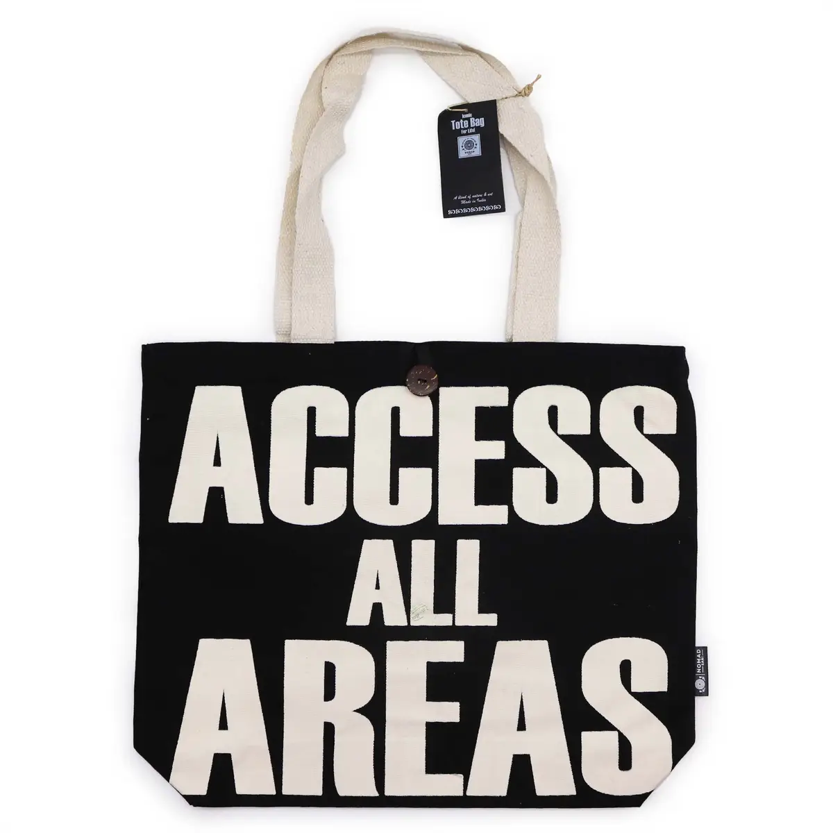 Svart och naturvit tygkasse med texten Access All Areas och naturvita handtag