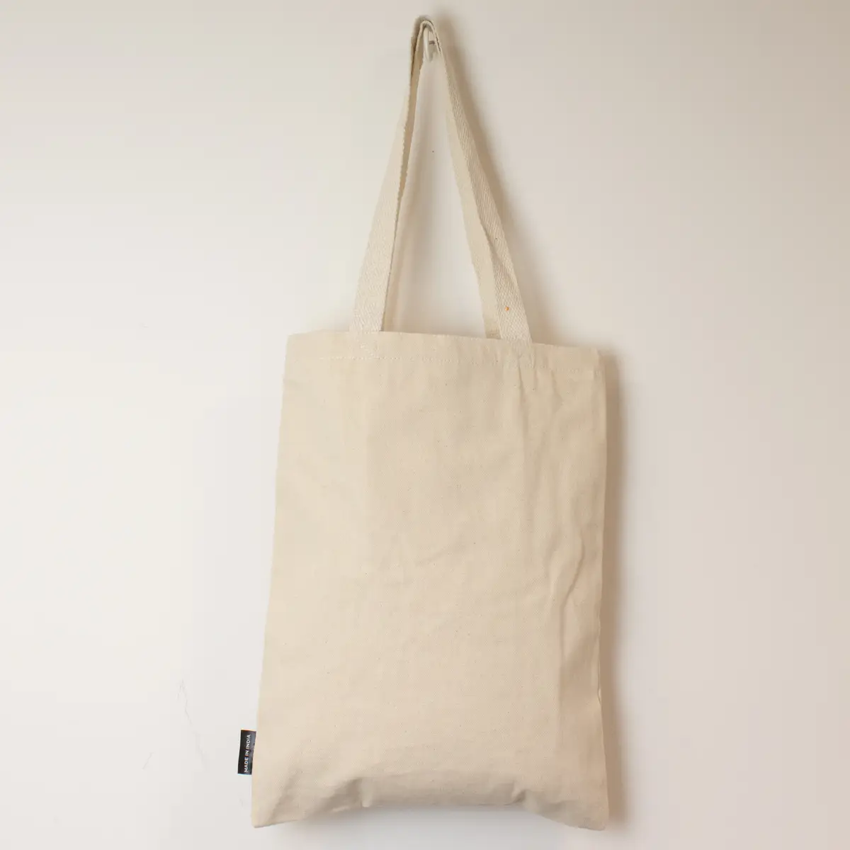 Nomad Sari ikonisk tygkasse med Bee Kind-motiv i naturlig bomull 10oz - produktbild 3