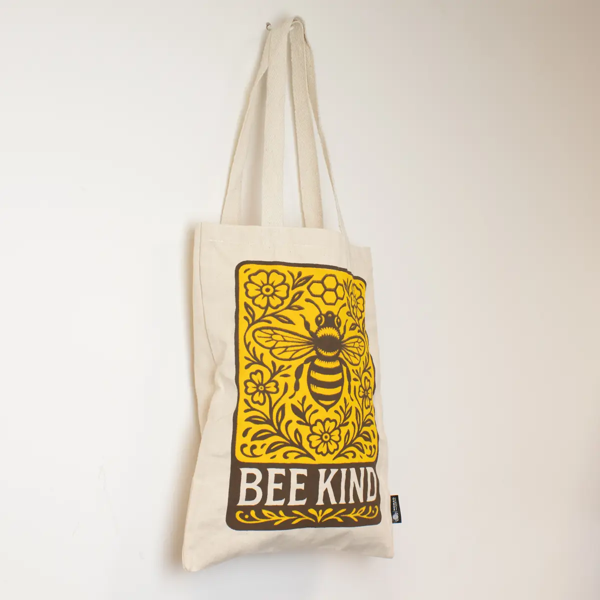 Nomad Sari ikonisk tygkasse med Bee Kind-motiv i naturlig bomull 10oz - produktbild 4