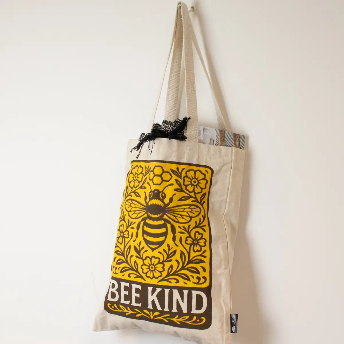 Nomad Sari ikonisk tygkasse med Bee Kind-motiv i naturlig bomull 10oz - produktbild 5
