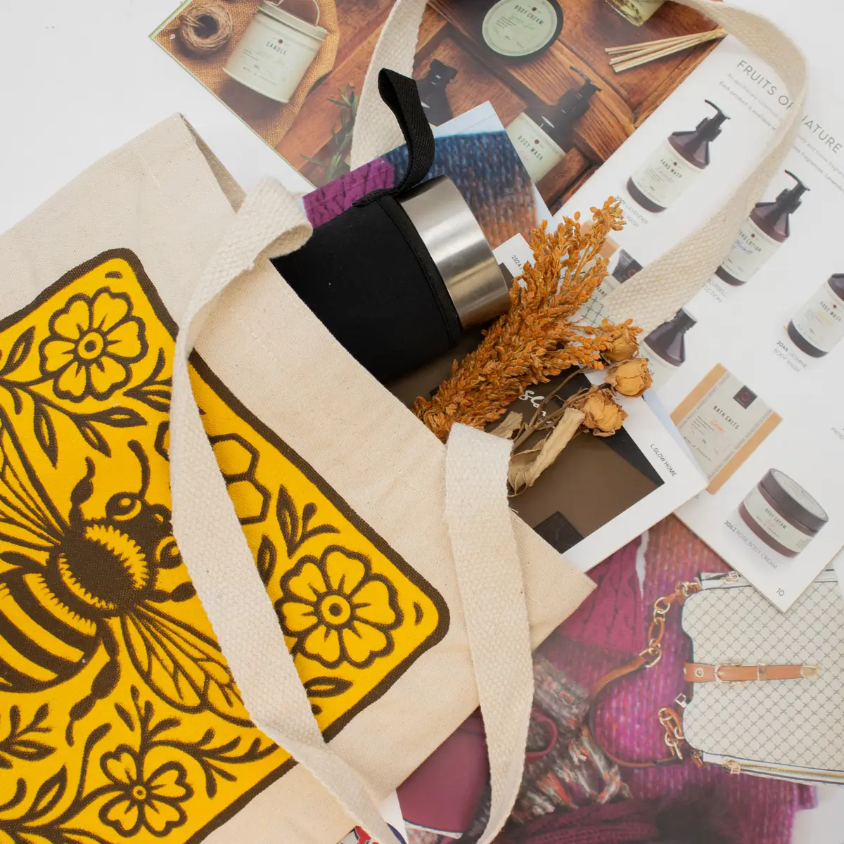 Nomad Sari ikonisk tygkasse med Bee Kind-motiv i naturlig bomull 10oz - produktbild 7