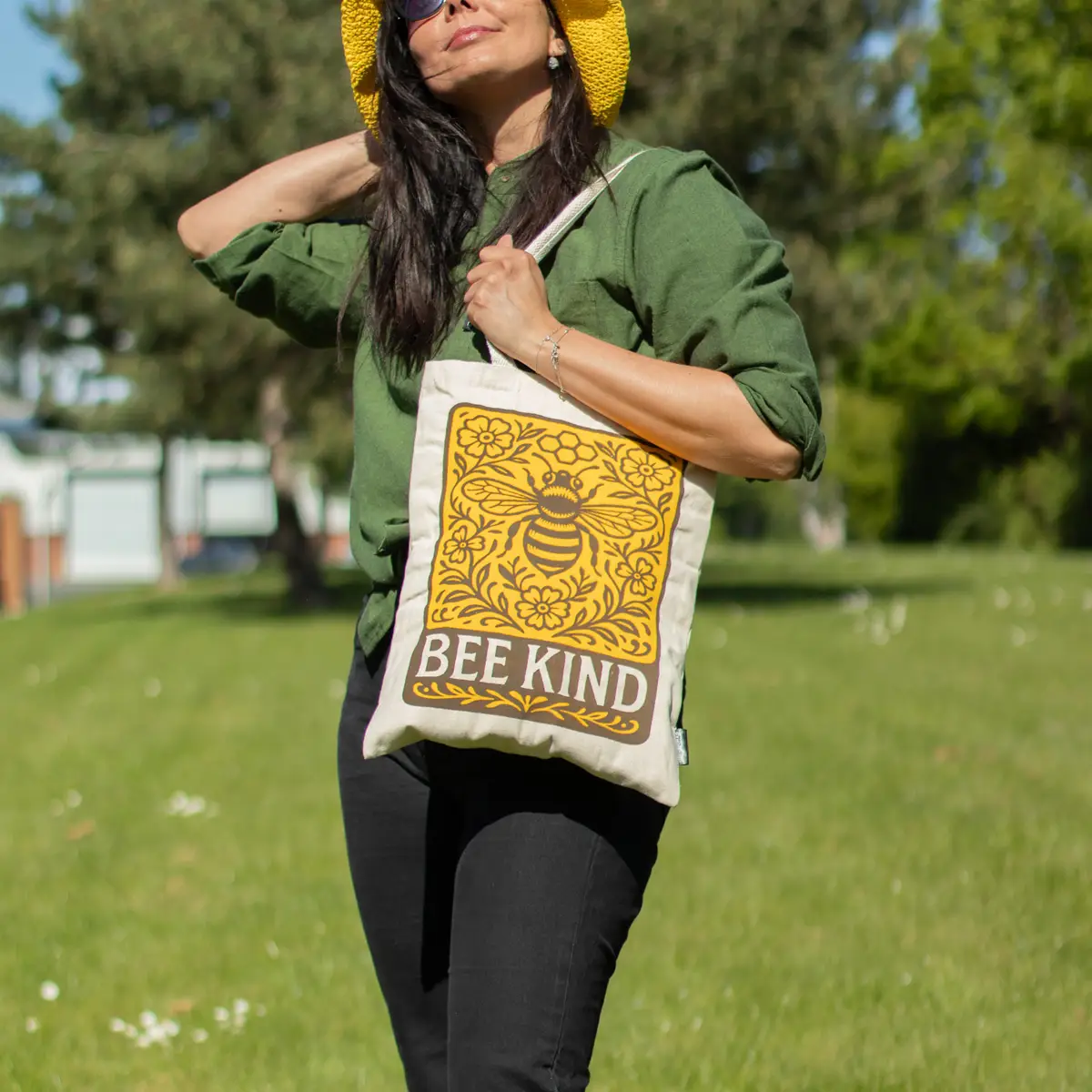 Nomad Sari ikonisk tygkasse med Bee Kind-motiv i naturlig bomull 10oz - produktbild 8