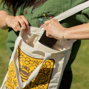 Nomad Sari ikonisk tygkasse med Bee Kind-motiv i naturlig bomull 10oz - produktbild 9