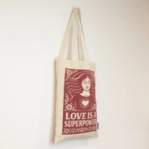 Nomad Sari ikonisk tygkasse Toni med texten Love is a Super Power i naturfärgad bomull - produktbild 2