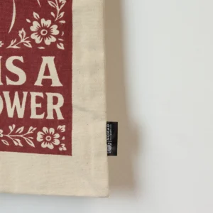 Nomad Sari ikonisk tygkasse Toni med texten Love is a Super Power i naturfärgad bomull - produktbild 3