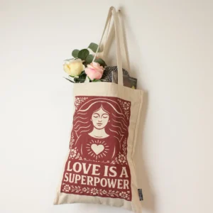 Nomad Sari ikonisk tygkasse Toni med texten Love is a Super Power i naturfärgad bomull - produktbild 5