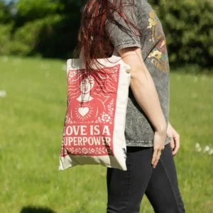 Nomad Sari ikonisk tygkasse Toni med texten Love is a Super Power i naturfärgad bomull - produktbild 6