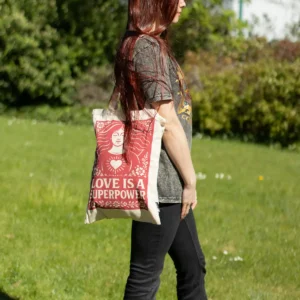 Nomad Sari ikonisk tygkasse Toni med texten Love is a Super Power i naturfärgad bomull - produktbild 7