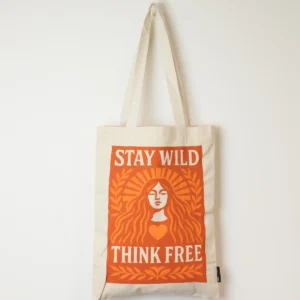 Naturlig bomullstygkasse med orange tryck och texten Stay Wild Think Free