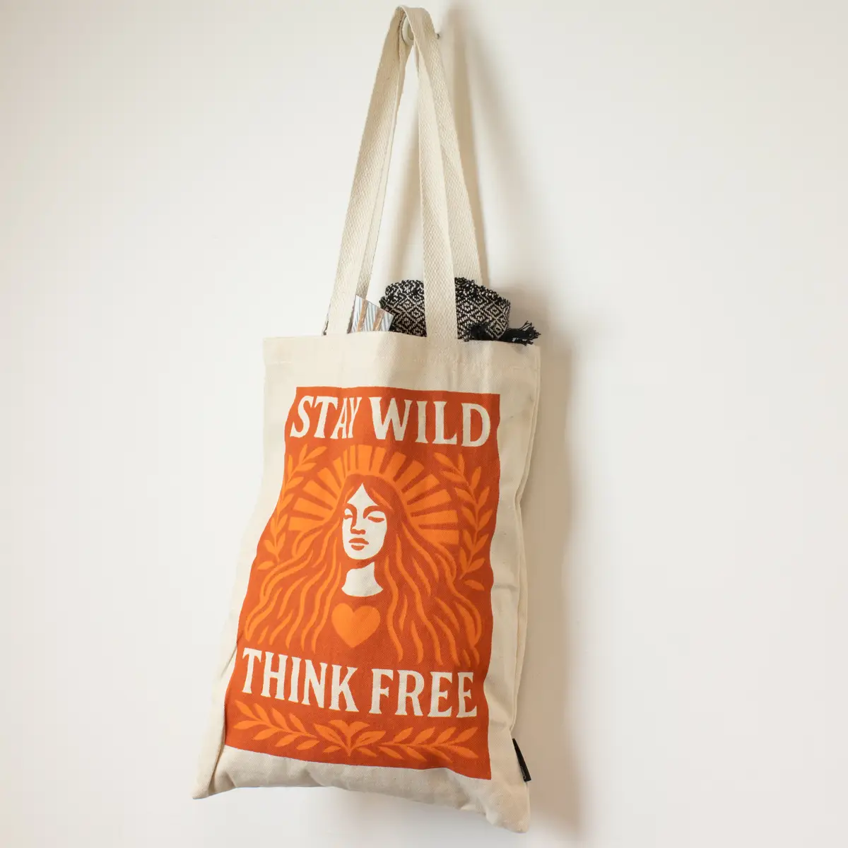 Nomad Sari ikonisk tygkasse Toni med texten Stay Wild – naturlig bomull 10 oz - produktbild 4