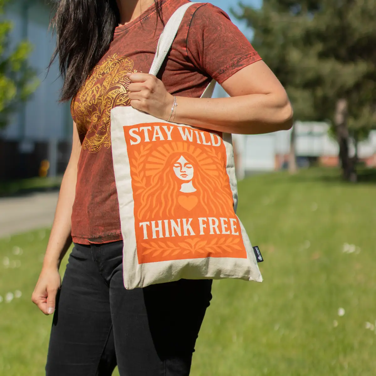 Nomad Sari ikonisk tygkasse Toni med texten Stay Wild – naturlig bomull 10 oz - produktbild 7