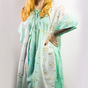 Nomad Sari kaftan med fiskmönster i vitt och turkost - produktbild 4