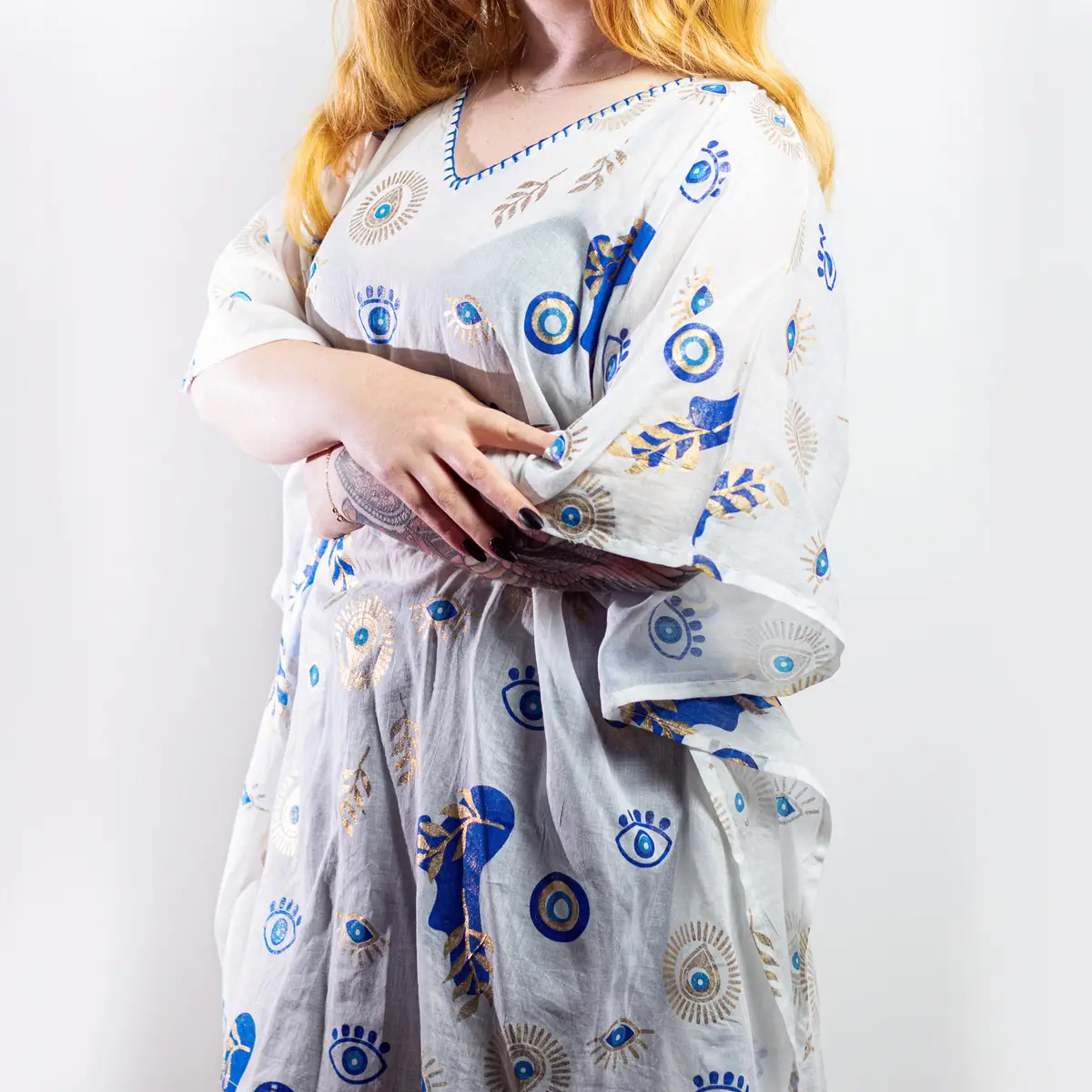 Nomad Sari On the Med Collection kaftan med blått och guldmönster - produktbild 3