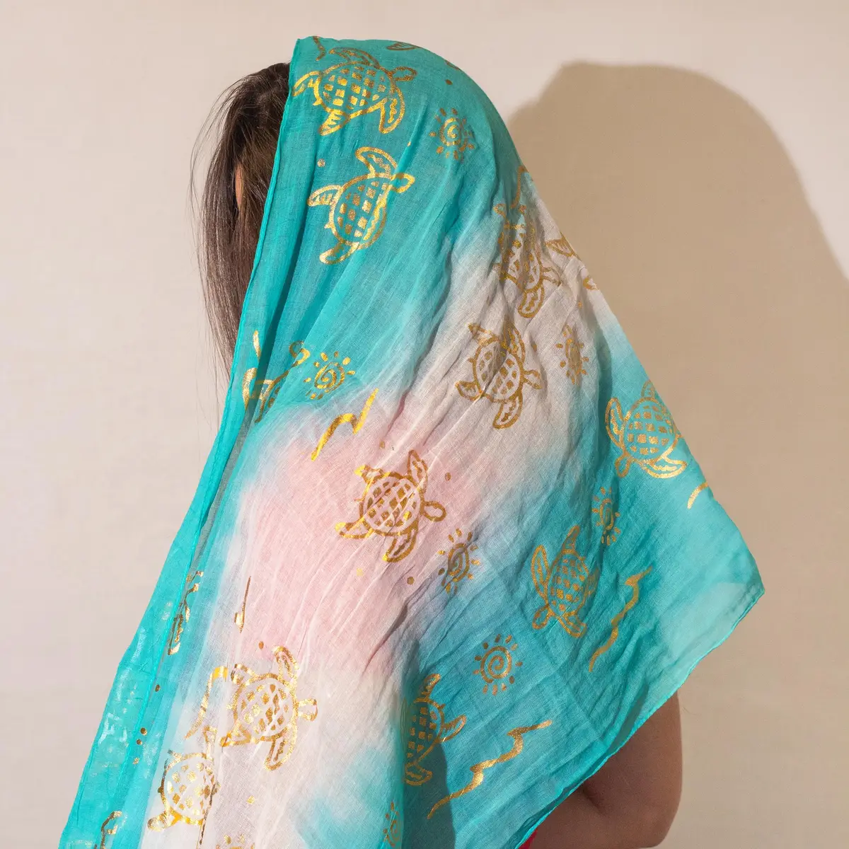 Nomad Sari sommarhalsduk med sköldpaddsmönster i turkos 180×50 cm - produktbild 2