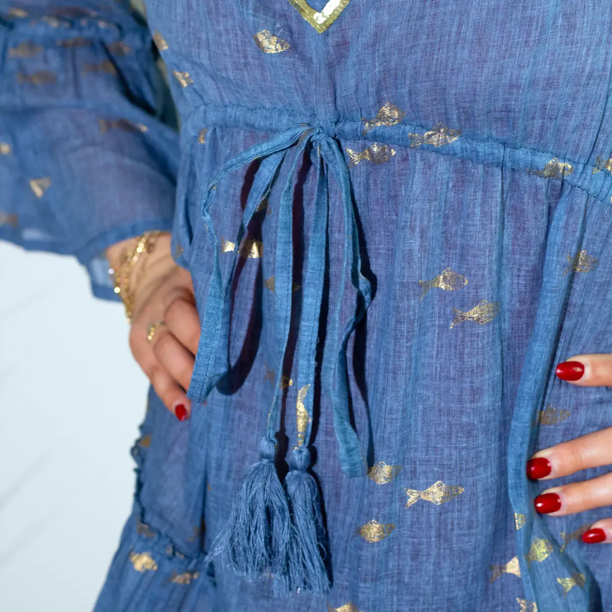 Nomad Sari sommarklänning med blått och guldigt fiskmönster M/L - produktbild 3
