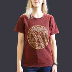 Vinröd stonewashed bomulls-T-shirt med detaljerat chakrainspirerat mönster