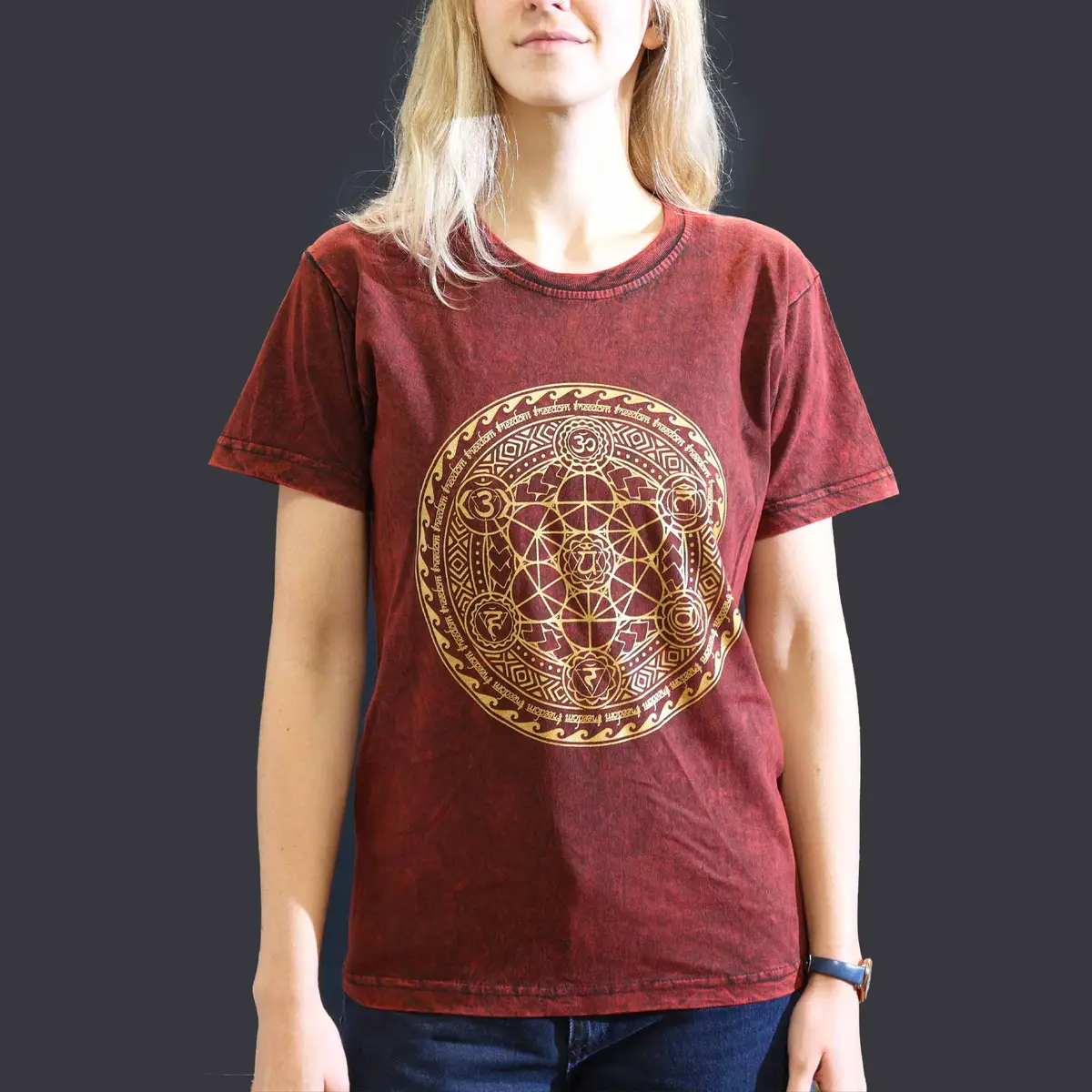 Vinröd stonewashed bomulls-T-shirt med detaljerat chakrainspirerat mönster