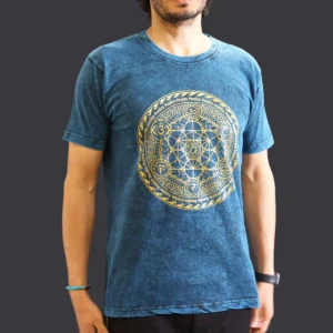 Blå stonewashed bomulls-T-shirt med gult chakra-tryck på bröstet