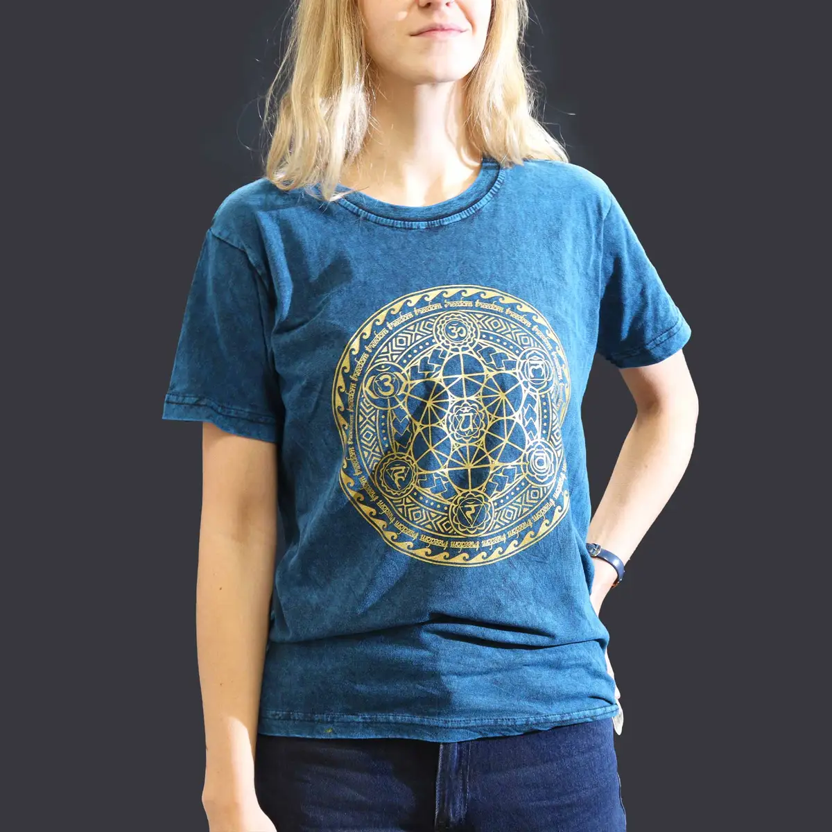 Nomad Sari Stonewashed bomulls-T-shirt med chakra-motiv blå small - produktbild 2