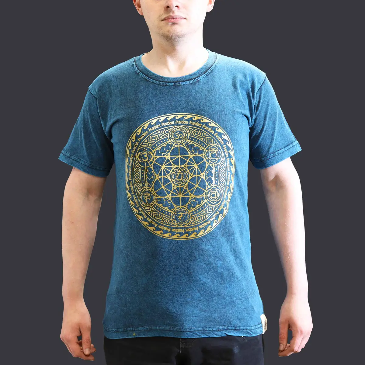 Man i blå stonewashed bomulls-T-shirt med gult chakra-motiv fram