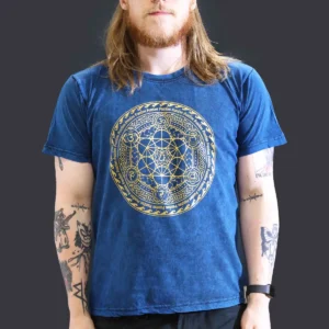 Man i blå stonewashed bomulls-T-shirt med gult chakra-motiv fram