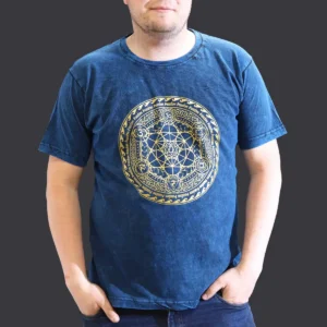Man i blå stonewashed bomulls-T-shirt med guldigt chakra-tryck fram