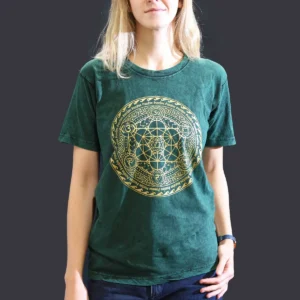 Person som bär en grön Nomad Sari stonewashed bomulls-T-shirt med gult chakra-motiv fram