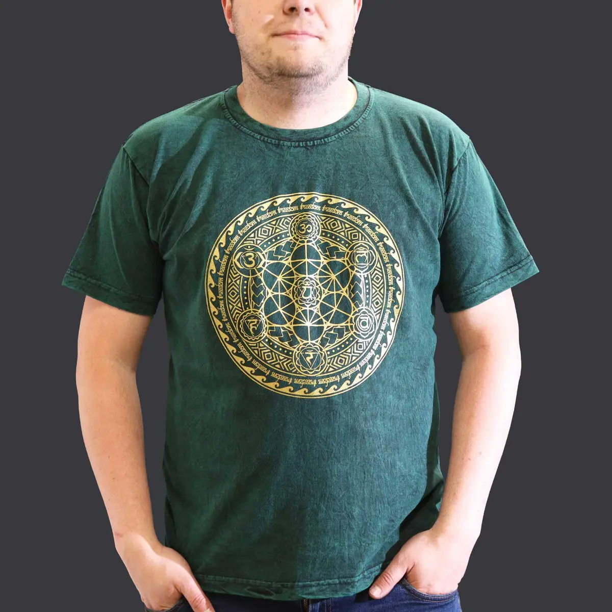 Man i grön stonewashed bomulls-T-shirt med guldigt chakra-tryck fram