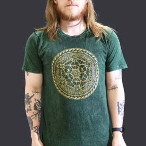 Man i grön stonewashed bomulls-T-shirt med detaljerat chakra-motiv fram