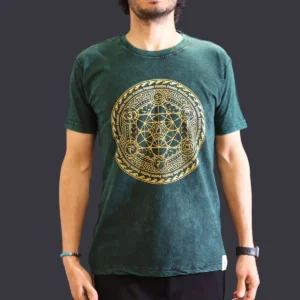 Grön stonewashed bomulls-T-shirt med guldigt chakra-tryck på bröstet, modell bär medium storlek