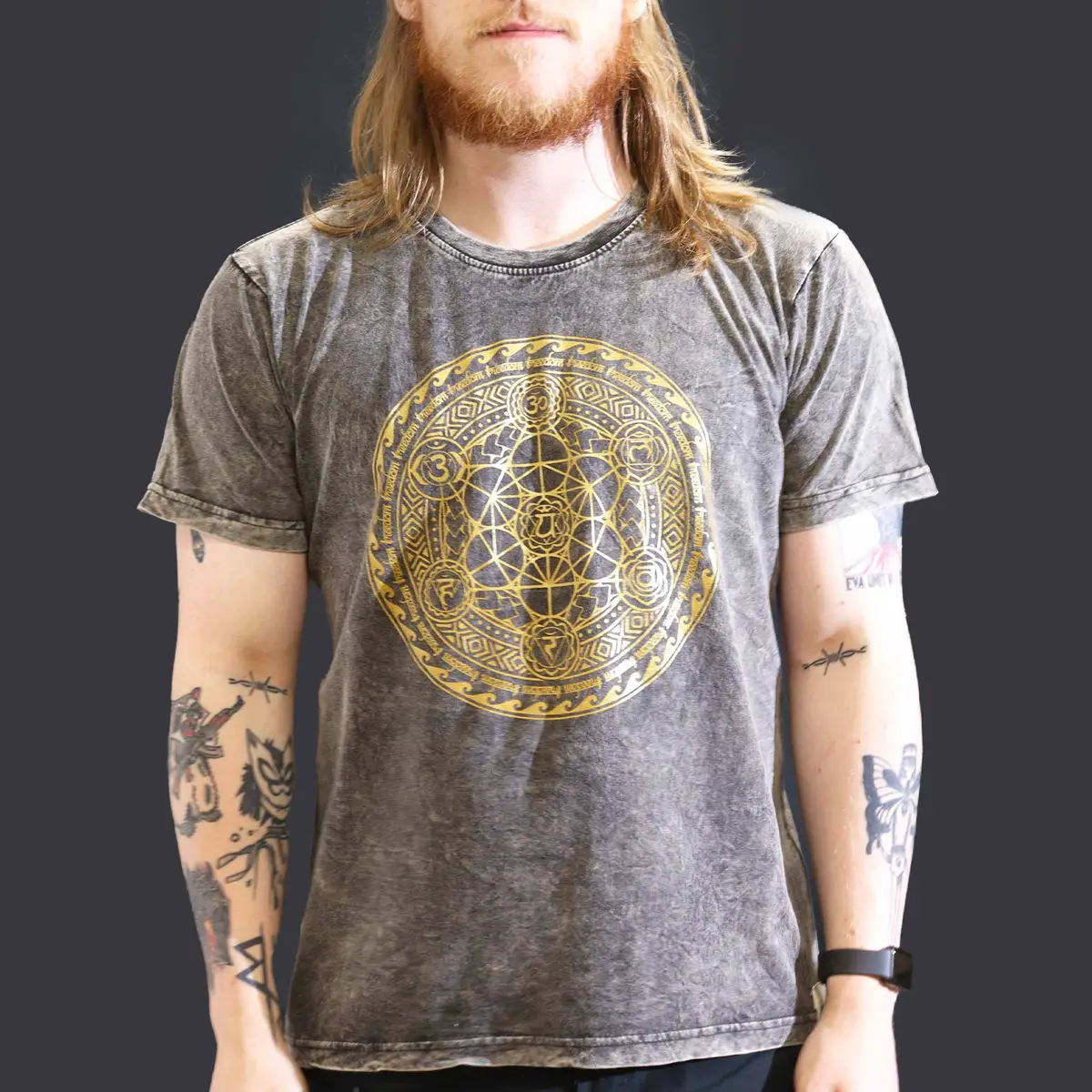 Mörkgrå stonewashed bomulls-T-shirt med guldigt chakra-tryck på bröstet