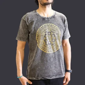 Man i mörkgrå stonewashed bomulls-T-shirt med gult chakra-motiv fram