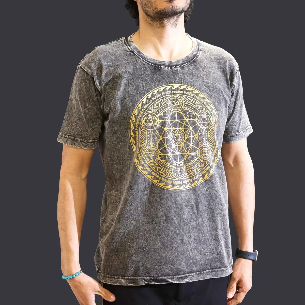 Man i mörkgrå stonewashed bomulls-T-shirt med gult chakra-motiv fram
