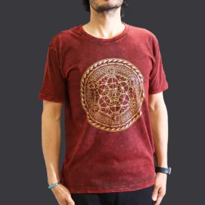 Man i vinröd stonewashed bomulls-T-shirt med gult chakra-motiv fram