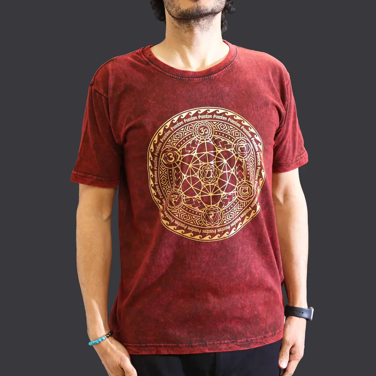 Man i vinröd stonewashed bomulls-T-shirt med gult chakra-motiv fram