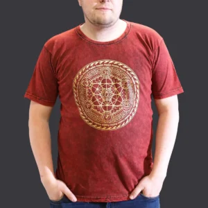 Man i vinröd stonewashed bomulls-T-shirt med gult chakra-tryck fram