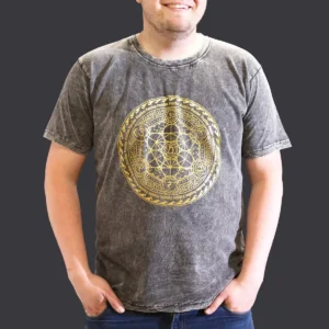 Man i mörkgrå stonewashed bomulls-T-shirt med guldigt chakra-tryck fram