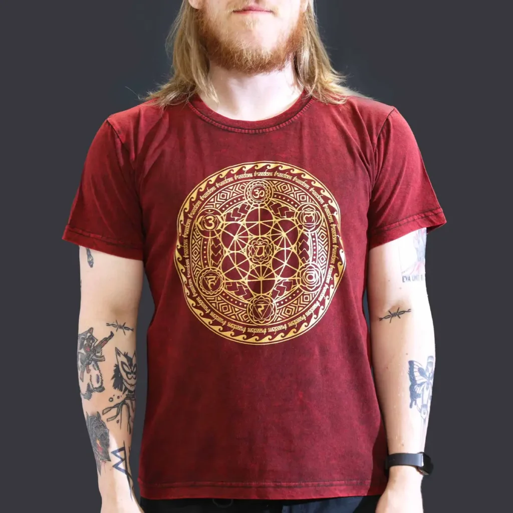 Man i vinröd stonewashed bomulls-T-shirt med gult chakra-tryck fram