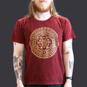 Man i vinröd stonewashed bomulls-T-shirt med gult chakra-tryck fram