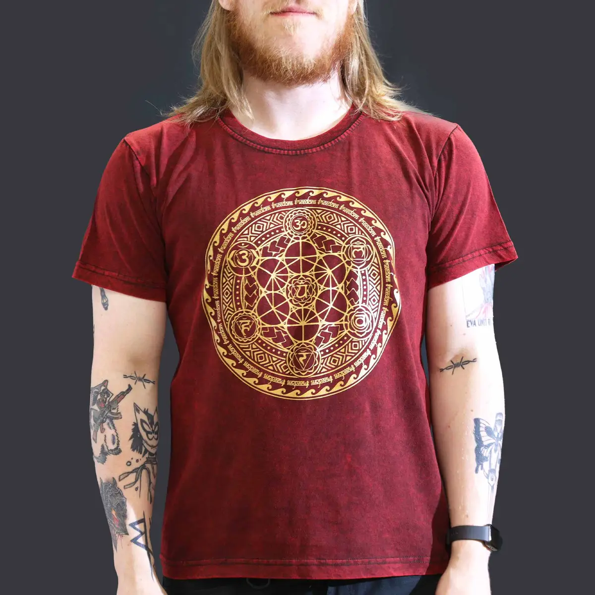 Man i vinröd stonewashed bomulls-T-shirt med gult chakra-tryck fram