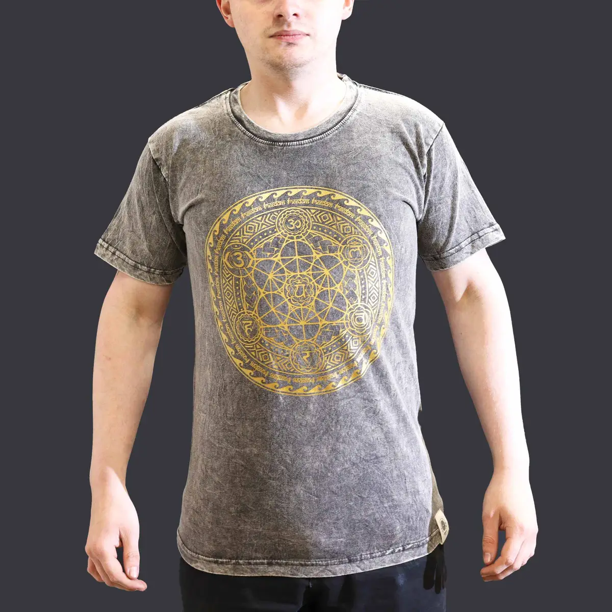 Nomad Sari Stonewashed bomulls-T-shirt med chakramotiv i mörkgrått - produktbild 2