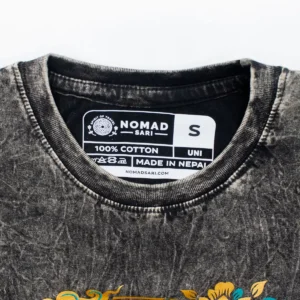 Nomad Sari Stonewashed bomulls-T-shirt med Compass of Life-motiv i kolgrå, Small - produktbild 3