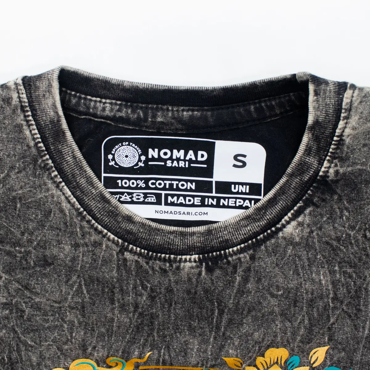 Nomad Sari Stonewashed bomulls-T-shirt med Compass of Life-motiv i kolgrå, Small - produktbild 3