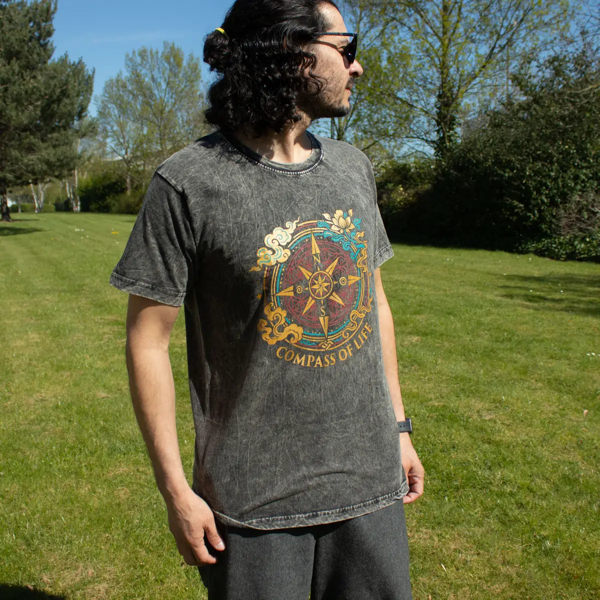 Nomad Sari Stonewashed bomulls-T-shirt med Compass of Life-motiv i kolgrå, storlek medium - produktbild 2