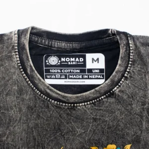 Nomad Sari Stonewashed bomulls-T-shirt med Compass of Life-motiv i kolgrå, storlek medium - produktbild 3