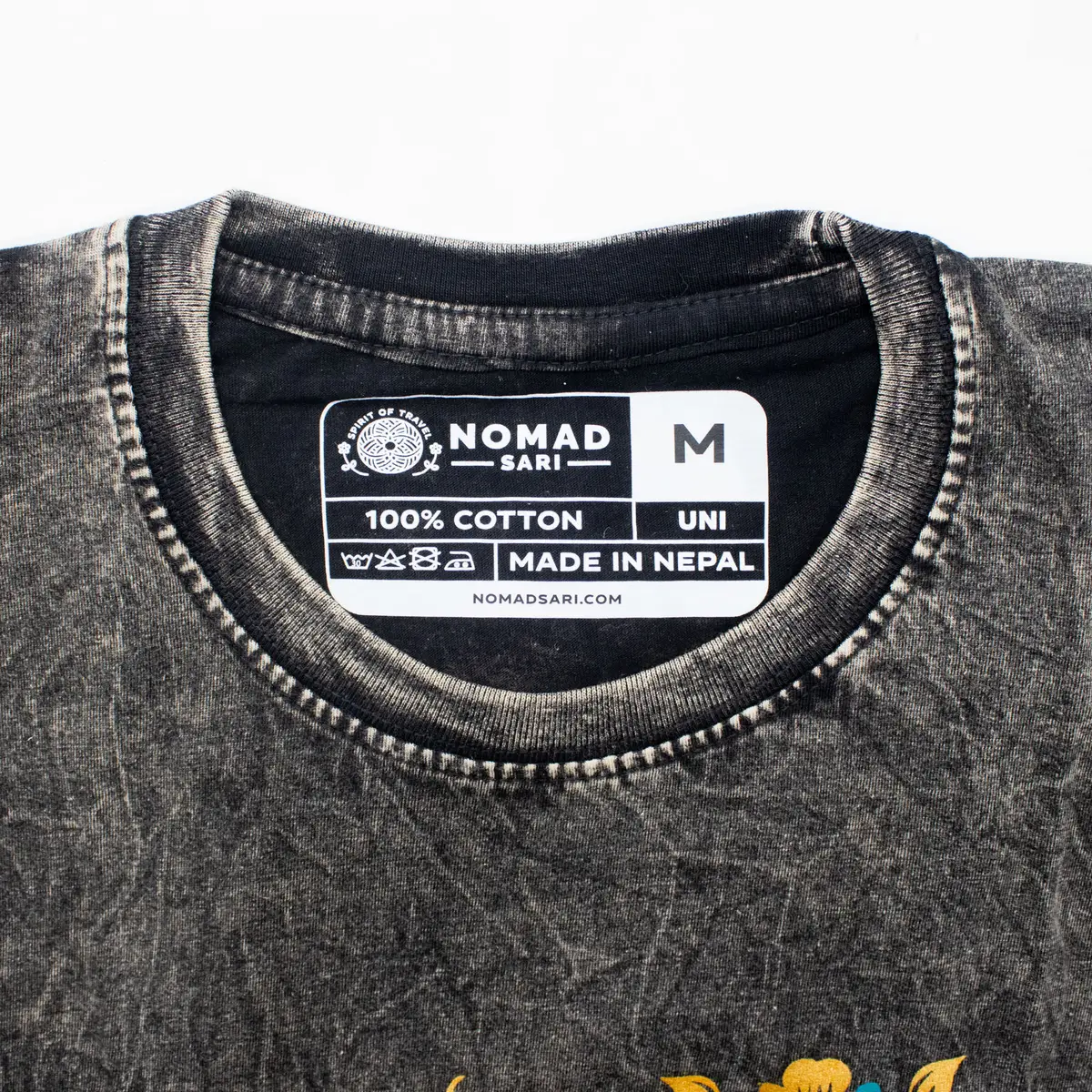 Nomad Sari Stonewashed bomulls-T-shirt med Compass of Life-motiv i kolgrå, storlek medium - produktbild 3