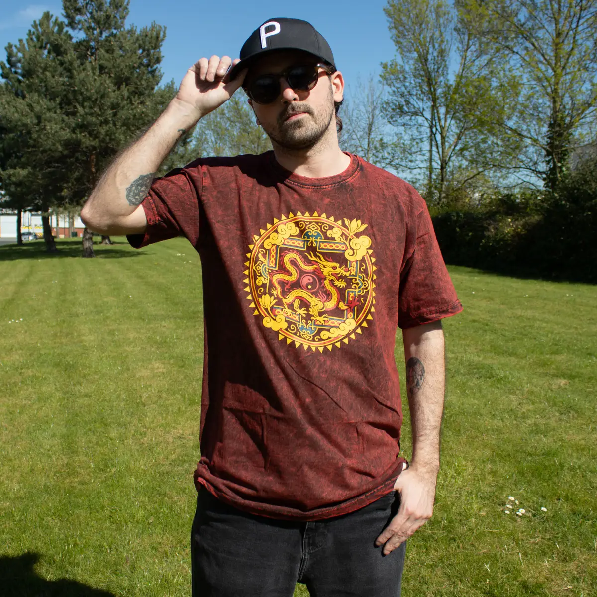 Nomad Sari Stonewashed bomulls-T-shirt med drakmandala i vinrött, storlek Large - produktbild 2